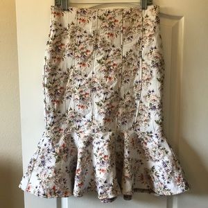 Fitted, knee-length skirt with ruffles 💃🏻